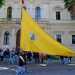 A fare da cornice alla barca: falconieri, timpanisti, sbandieratori e danzatori